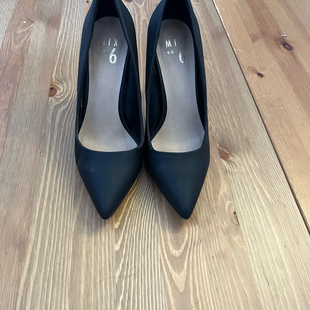 Elegant Black Stiletto Heels with Sleek Design and Comfortable Fit